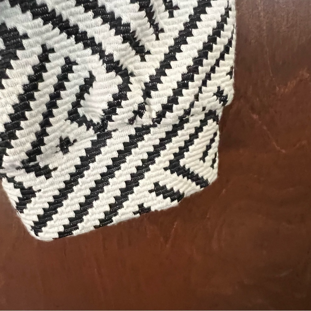 W5 Top NWT Size Large Top Black and Cream, Gold Back Zipper. Unique Neckline - Picture 5 of 8